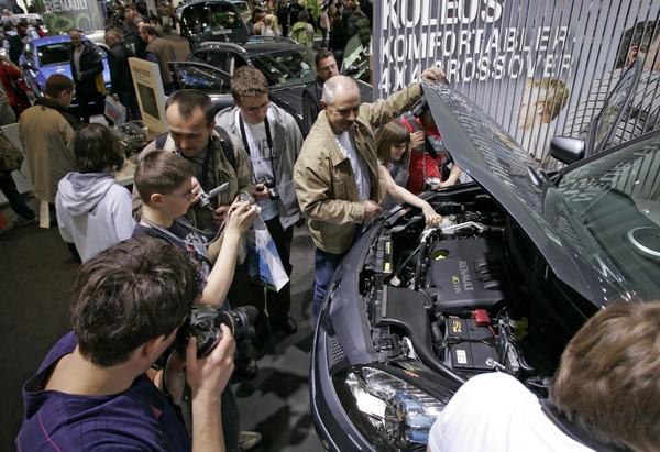 Besucher am Stand der Renault Deutschland AG (2008)