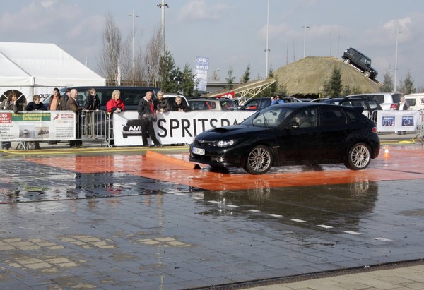 Demonstrationen aus dem Fahrsicherheitstraining des DVR für PKW, Geländewagen, Transporter und Fahrzeuge mit Anhängern